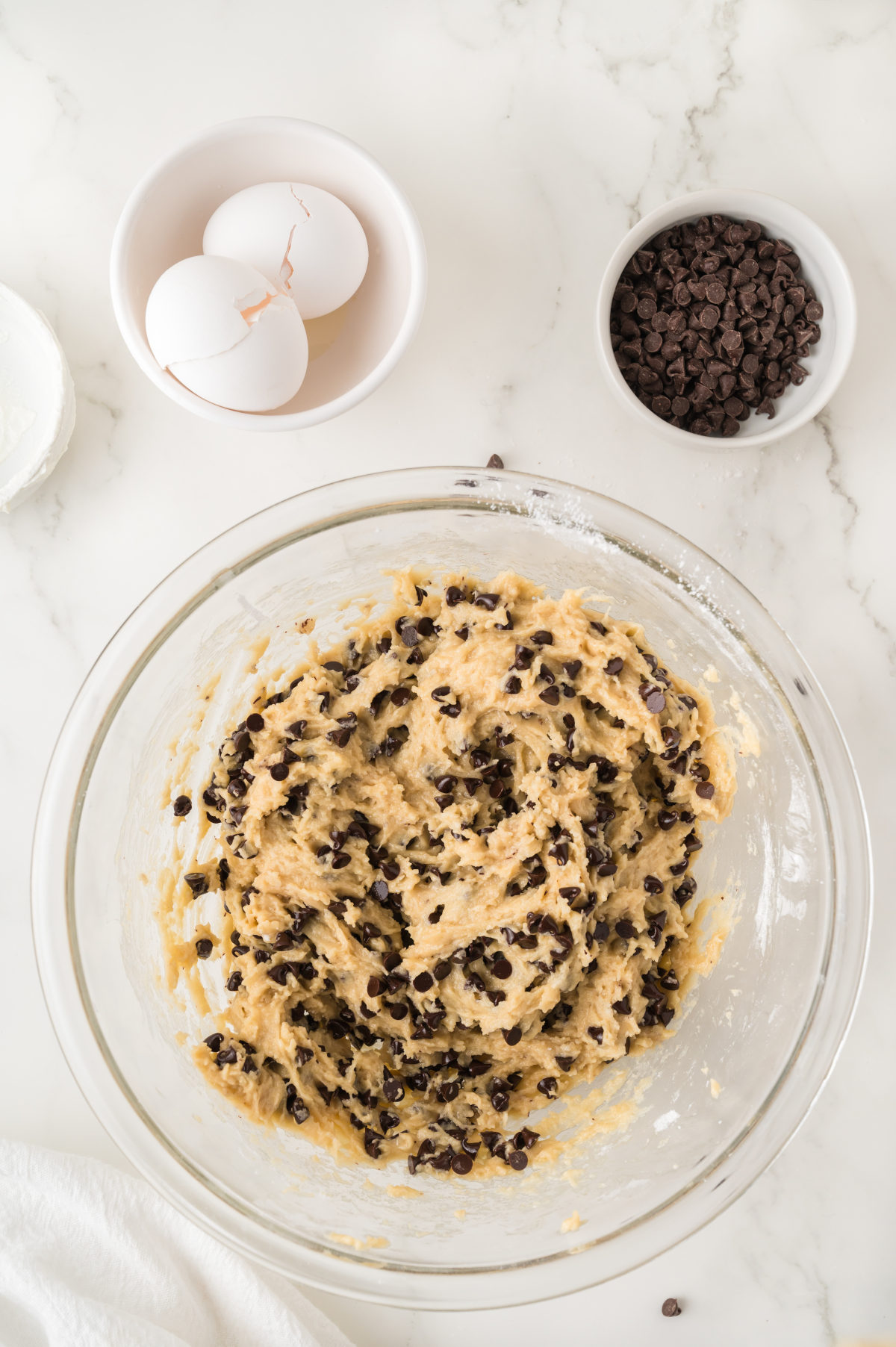 The folded cake mixture in its bowl on the counter.